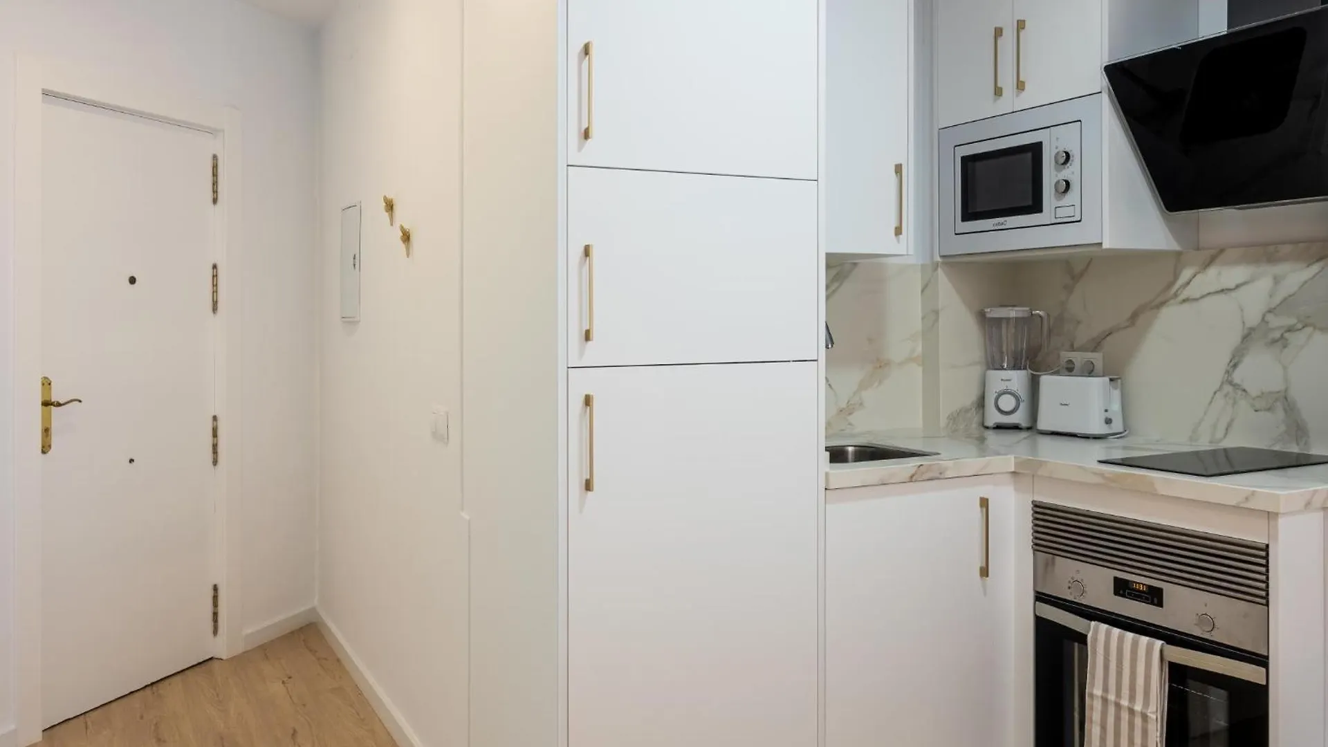 3 Pax Renovado Centro Wifi Ascensor Playa A 5 Min Parking Apartment Torremolinos Spain